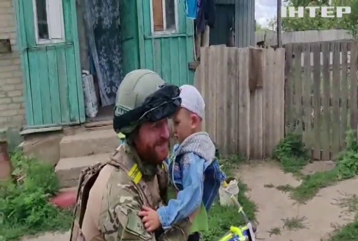Поліцейські евакуюють дітей із прифронтових територій Донеччини