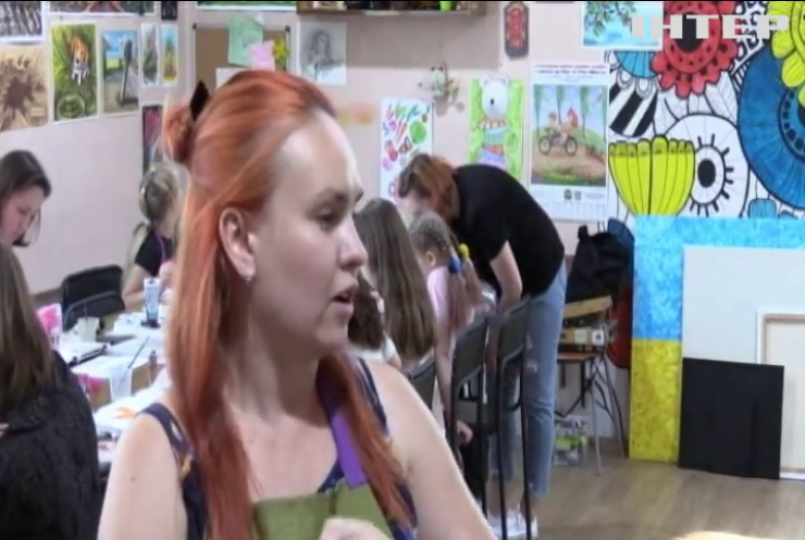 Учні художньої студії розмальовують футболки для поранених бійців у Черкасах