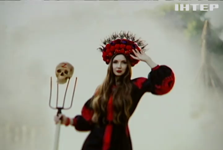 Українські волонтерки знялися у костюмах чаклунок для календаря: на що спрямують виручені кошти