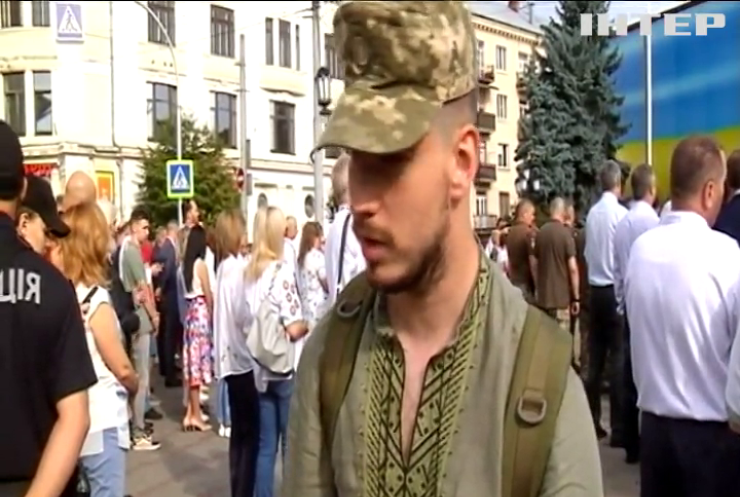На Центральній площі Чернівців вшанували пам'ять воїнів, які загинули, захищаючи рідну землю