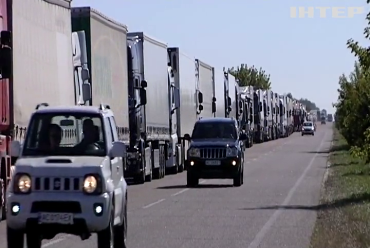 Сотні вантажівок застрягли на кордоні з Польщею