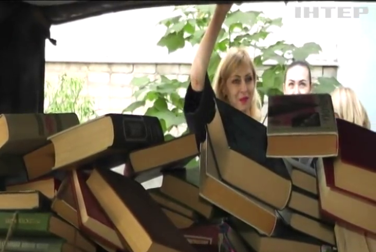 У Кропивницькому соціальний центр здає російськомовні книжки на переробку
