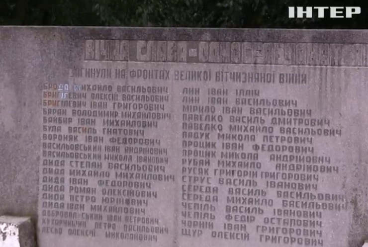 В Україні триває декомунізація: в селі на Львівщині знесли монумент
