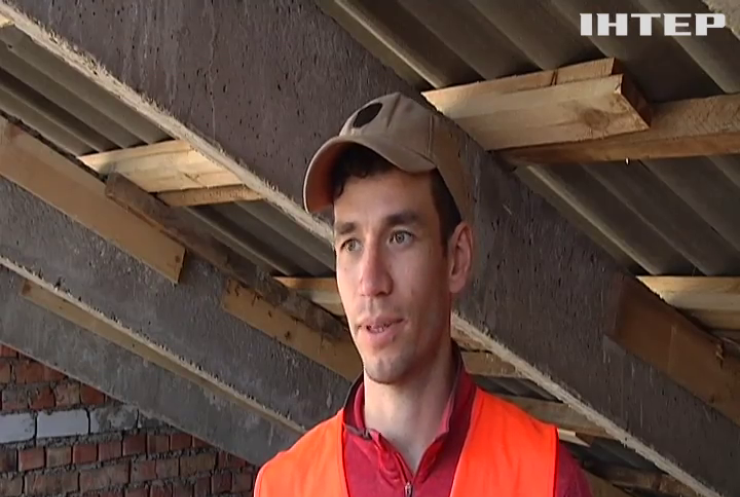 Волонтери приїжджають до Миколаєва аби допомогти відбудувати зруйновані домівки