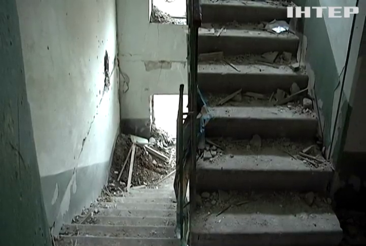 У Запоріжжі мешканці будинку, який зруйнувала російська ракета, повертаються додому по речі