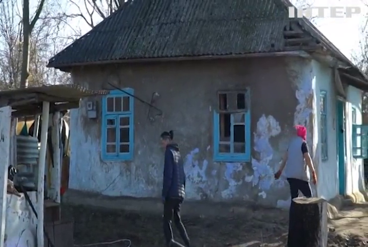 Уламки російської ракети впали на хатину 74-річної жительки подільського села