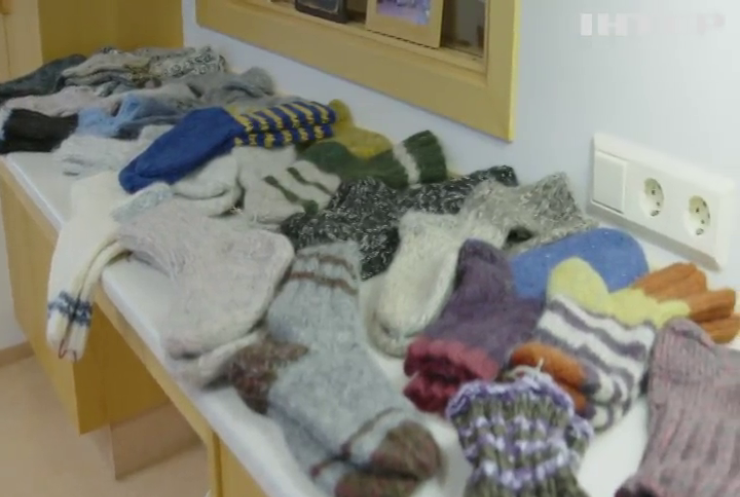 Західні країни готуються приймати українських біженців: президент Ісландії сів за плетіння шкарпеток