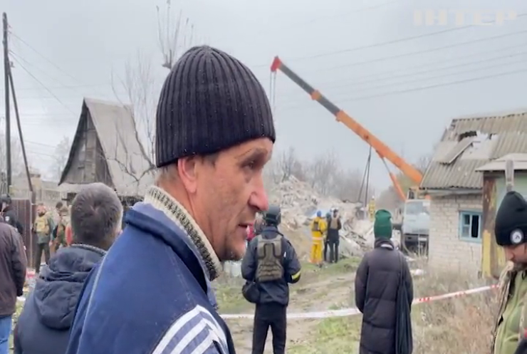 Рятувальники розбирають завали після ракетного обстрілу у Вільнянську