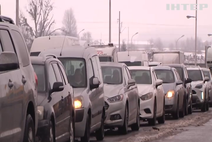 Через пошкодження української енергетичної інфраструктури на кордоні утворилися величезні черги