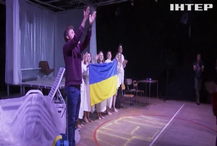 Українські біженці відкрили свою душу на сцені у Варшаві