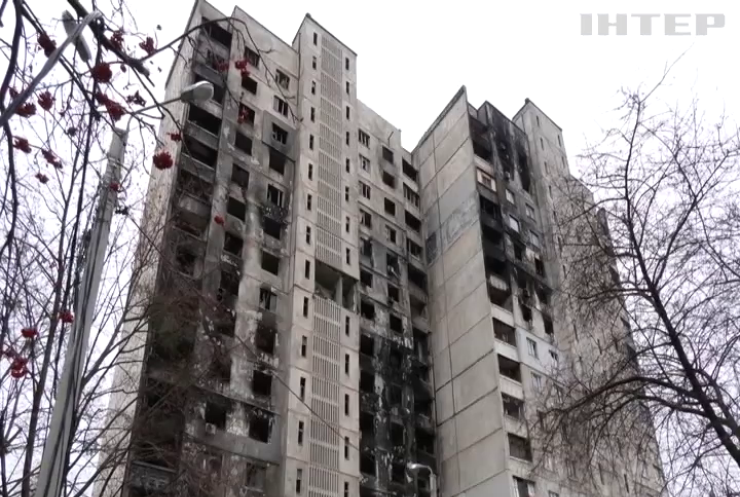 У Бучі перекривають дахи багатоповерхівок, що були пошкоджені ворожими боєприпасами