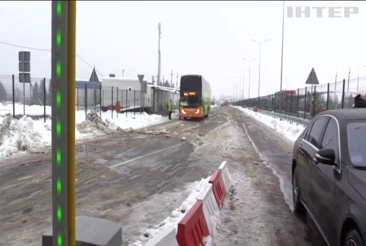 Півтори тисячі вантажівок та півтисячі легкових авто застрягли у чергах на виїзді у Європу на Львівщині