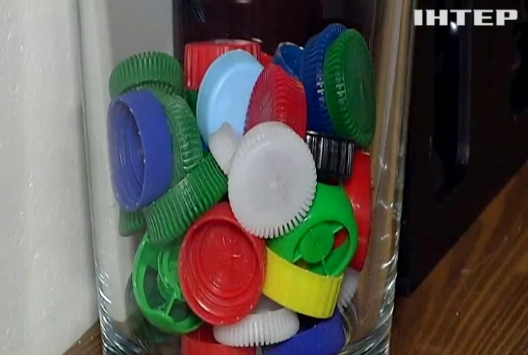 Волонтери з Одеси відкрили збір пластикових кришок, аби придбати реанімобіль для військових