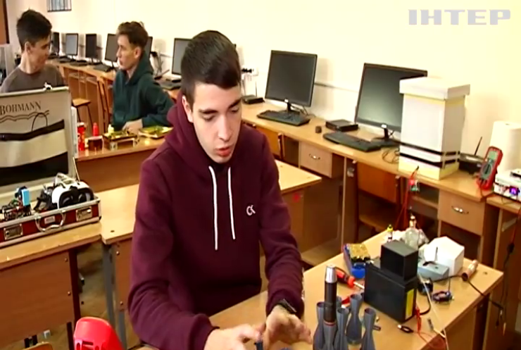 Студенти Чернівецького політехнічного коледжу розбирають електроцигарки, щоб робити розвідувальні безпілотники для ЗСУ