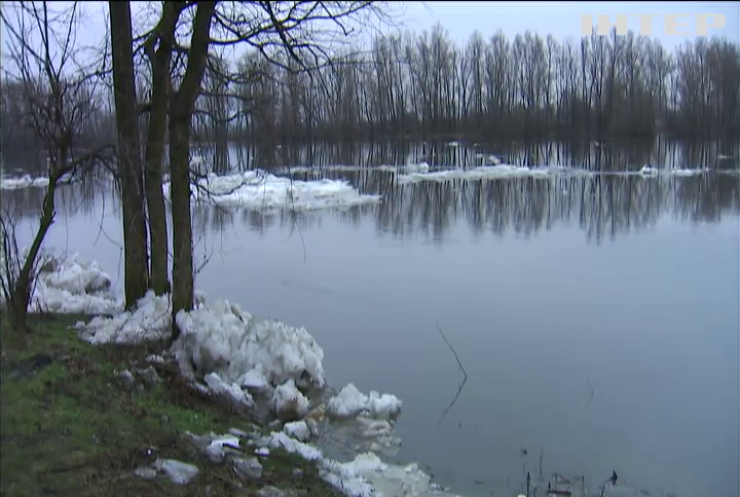 Повінь посеред зими: на річці Десна утворились затори з льоду