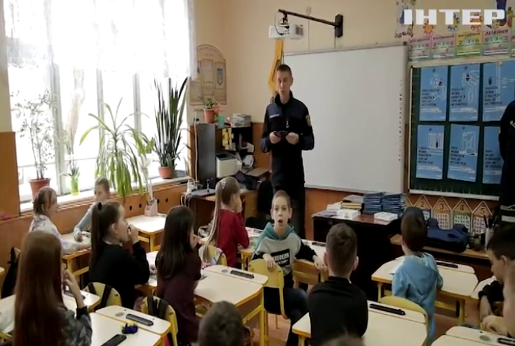Чернівецькі рятувальники рушили до шкіл, аби пояснити дітям-переселенцям як вберегтися від вибухівки