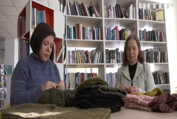 Українські майстрині вʼяжуть для захисників теплі шапки, шкарпетки та балаклави: як працюють волонтерки у Запоріжжі