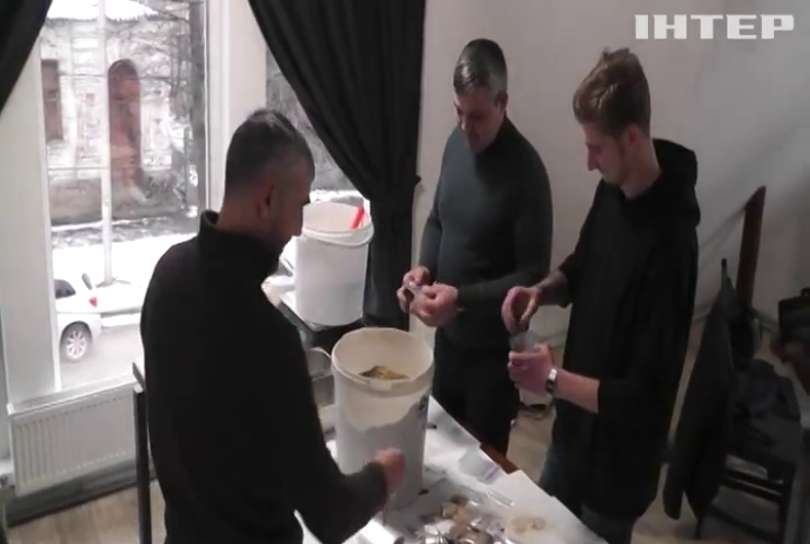 Зігріти бійця: на Кіровоградщині небайдужі містяни виготовляють хімічні грілки