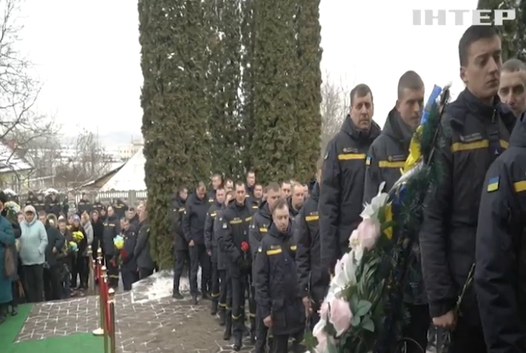 Хмельницький попрощався з рятувальниками, які загинули під час атаки шахедів