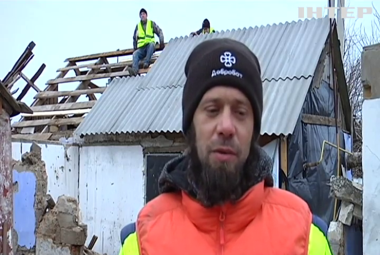 Команда добровольців-будівельників їздить по найбільш зруйнованих селах і містах: нещодавно побувала на Миколаївщині