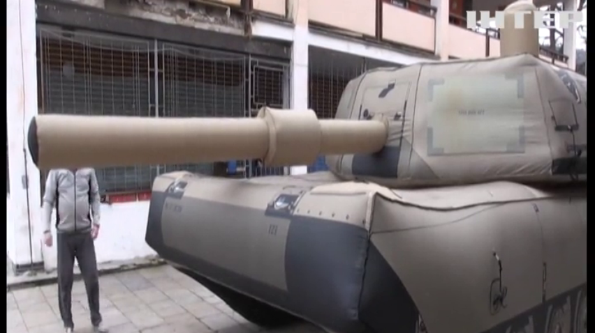 Надувні танки, літаки та армійські авто: хто займається виготовленням обманок?