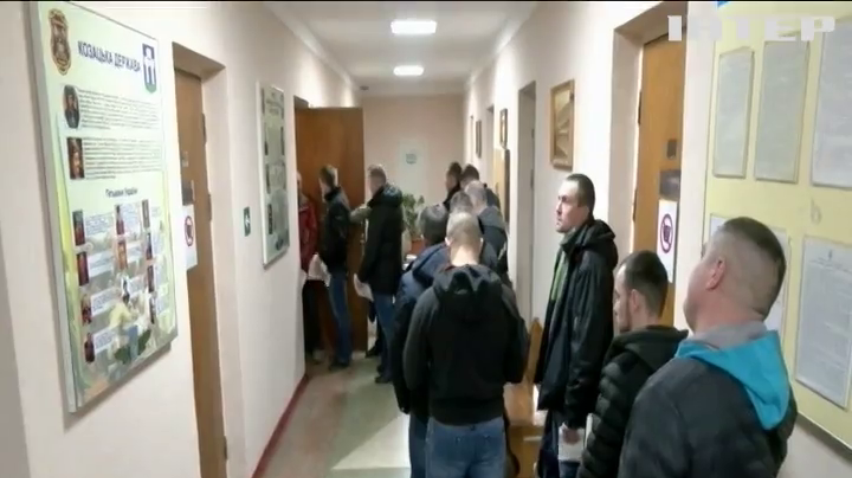 Кабмін змінив правила: де і як вручають повістки, і чи мають право дати її вам просто на вулиці