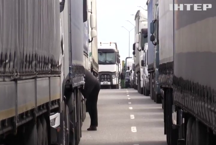 Черга з вантажівок на українсько-польському кордоні розтяглася на понад 11 кілометрів: деталі