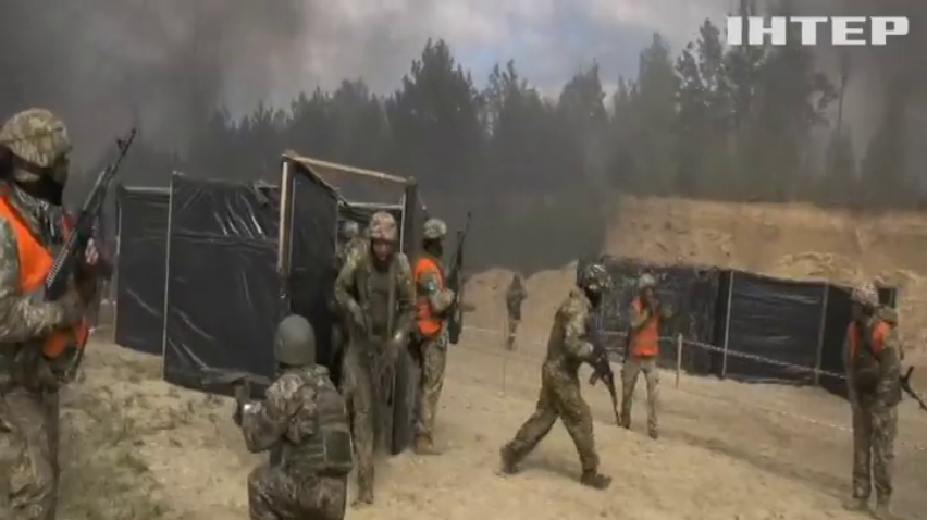 На Рівненщині бійці тренуються на психологічній смузі перешкод