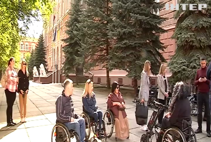 У Чернівцях чиновників пересадили в інвалідні візочки