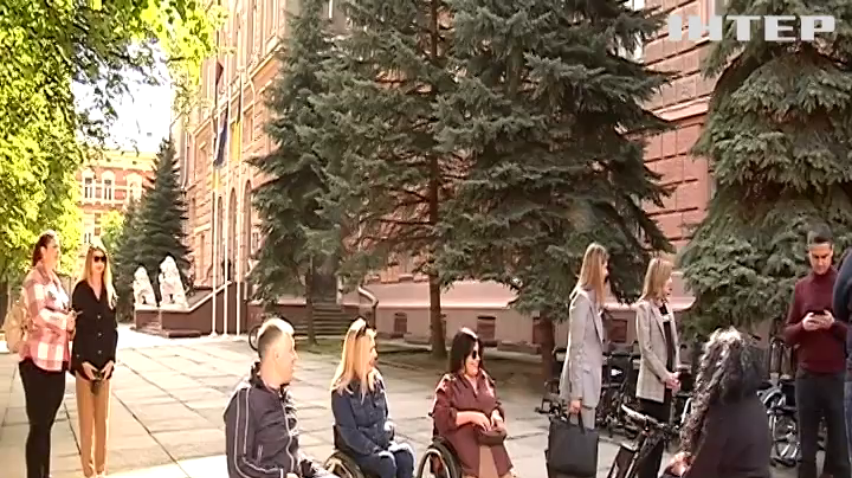 У Чернівцях чиновників пересадили в інвалідні візочки