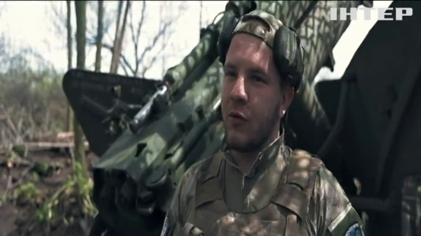 На Донеччині рашисти обстріляли наші позиції просто під час зйомки (ексклюзив)