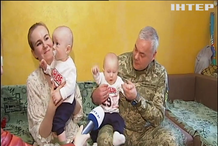 Сергій Наєв привітав військовослужбовицю з народженням трійні та Днем матері