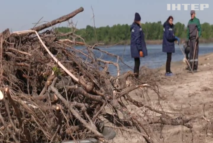 На Дніпропетровщині комунальники прибирають місцеві пляжі після весняного водопілля