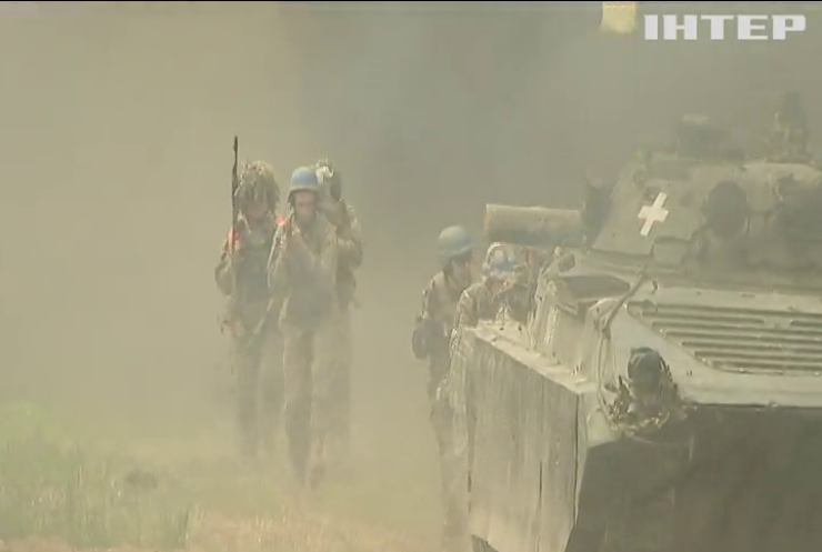 Зі стріляниною, вибухами та в багнюці: як тренують українських військових