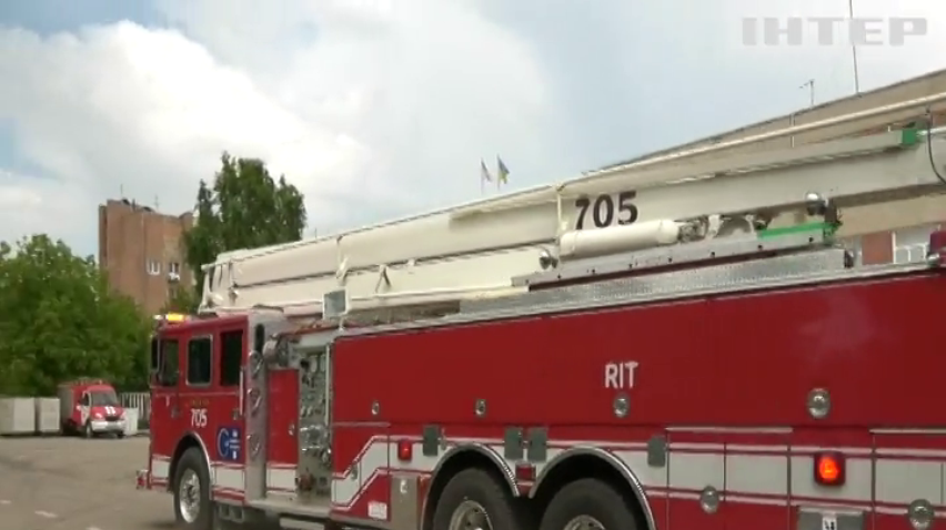 Харківські рятувальники отримали дві пожежні машини від США