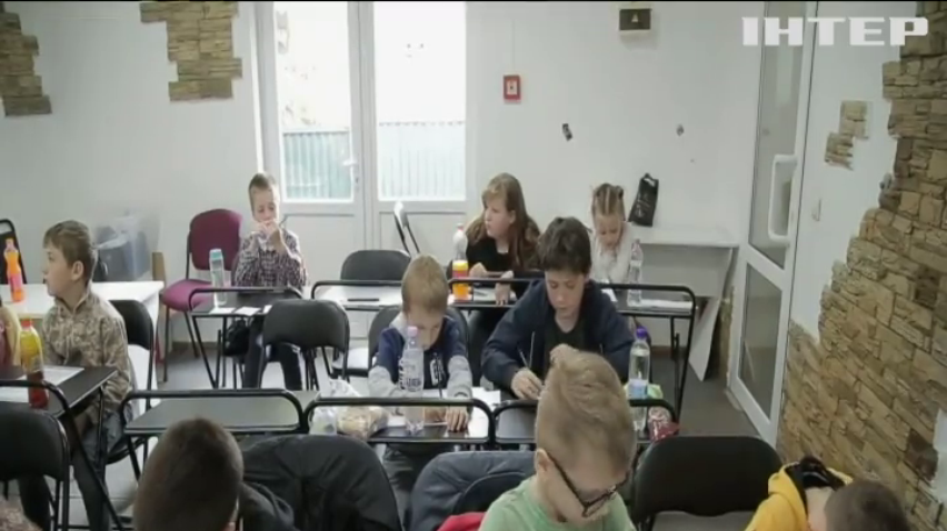 Щоб надолужити пропущене, у Чернівцях організували школу вихідного дня для дітей-переселенців