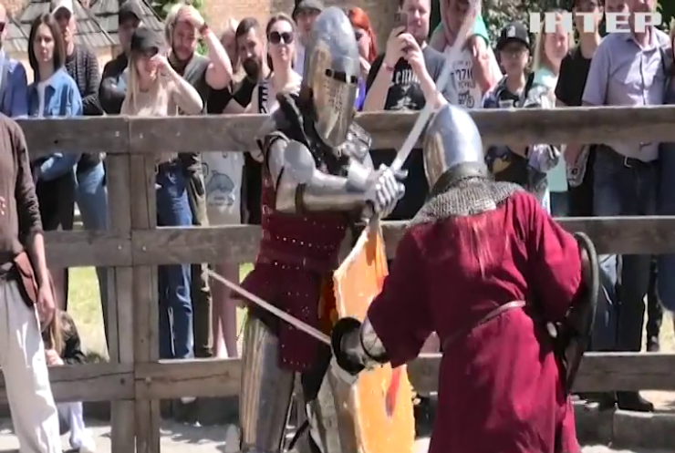 У замку Любарта провели благодійний лицарський турнір, на який з'їхалися учасники з різних міст України
