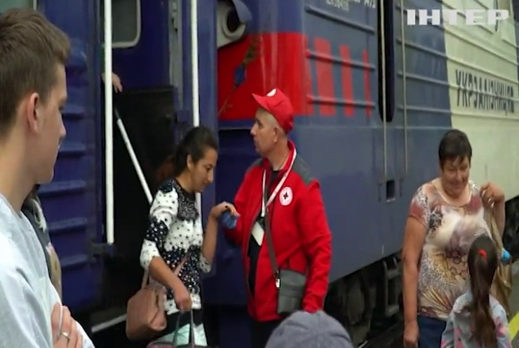 Евакуація з Херсонщини триває: як допомагають люди з різних куточків України