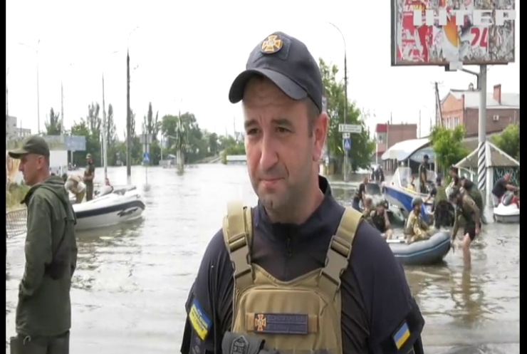В затопленому Херсоні триває евакуація: росіяни гатили по житловим кварталам