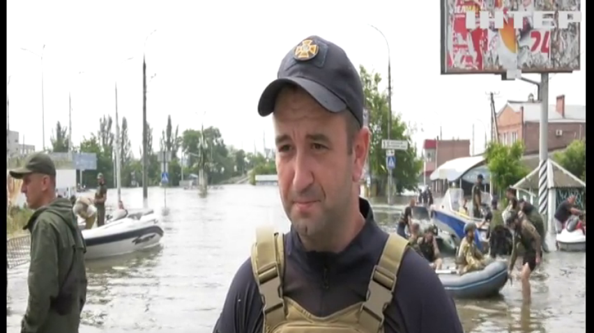 В затопленому Херсоні триває евакуація: росіяни гатили по житловим кварталам