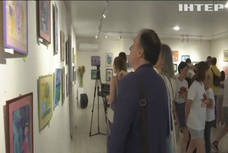 В Одесі пройшла виставка-продаж дитячих малюнків для придбання турнікетів ЗСУ