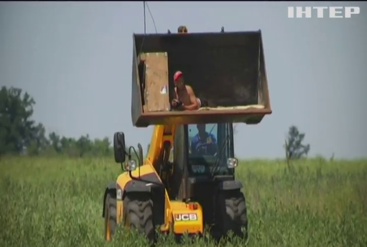 Аби не втратити ще один врожай, фермери Харківщини зібрали диво-трактор для розмінування полів