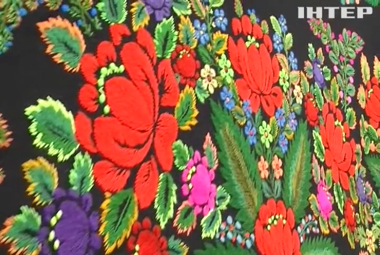 На Львівщині представили унікальну колекцію вишитих вручну килимів