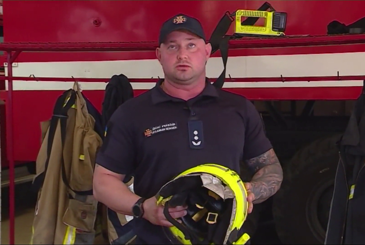 Доброволець-бізнесмен з Німеччини пліч-о-пліч з одеськими рятувальниками гасить пожежі