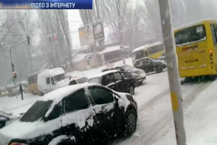 Комунальники Києва не встигають розчищати снігові замети