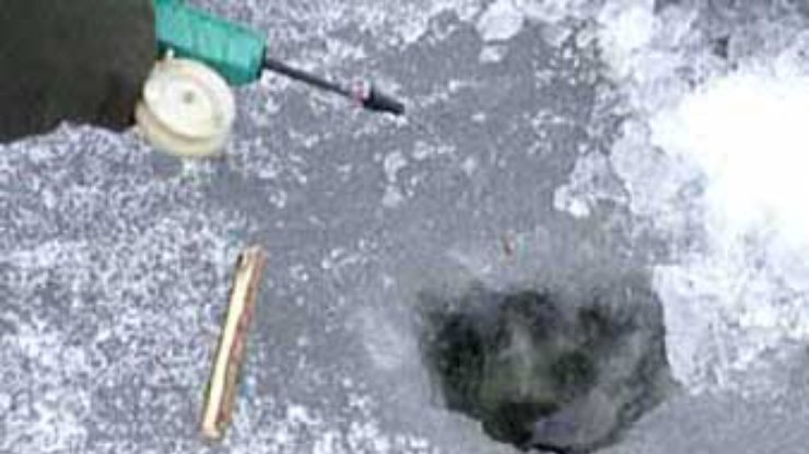В Киеве спасены два рыбака, которых на льдине отнесло от берега