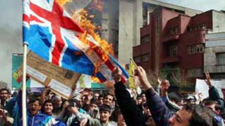 В Тегеране демонстранты забросали камнями посольство Великобритании