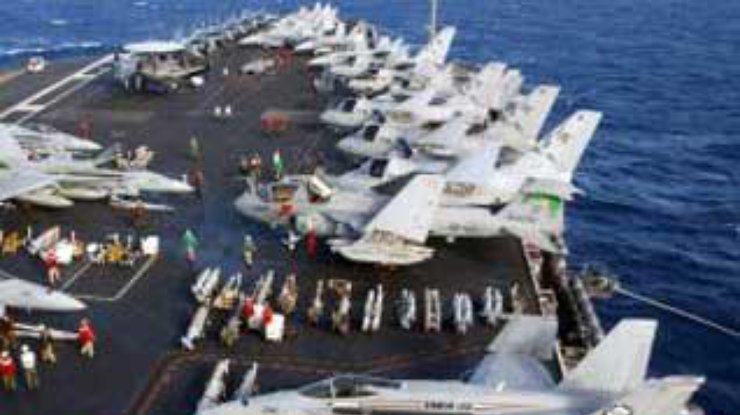 С палубы авианосца ВМС США в Персидском заливе свалился самолет