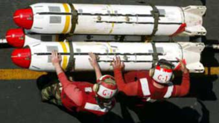 США используют кассетные бомбы, похожие на гуманитарную помощь