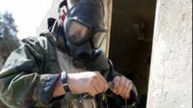 Американские солдаты одевают противохимические костюмы